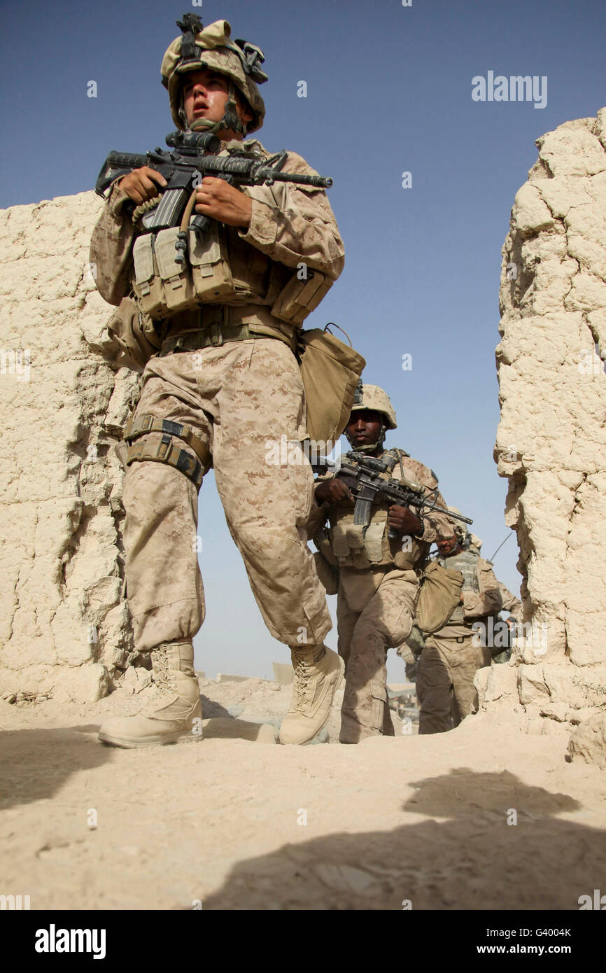 Stati Uniti Marines lasciando in avanti la loro base operativa di pattuglia nel distretto di Nawa dell'Afghanistan. Foto Stock