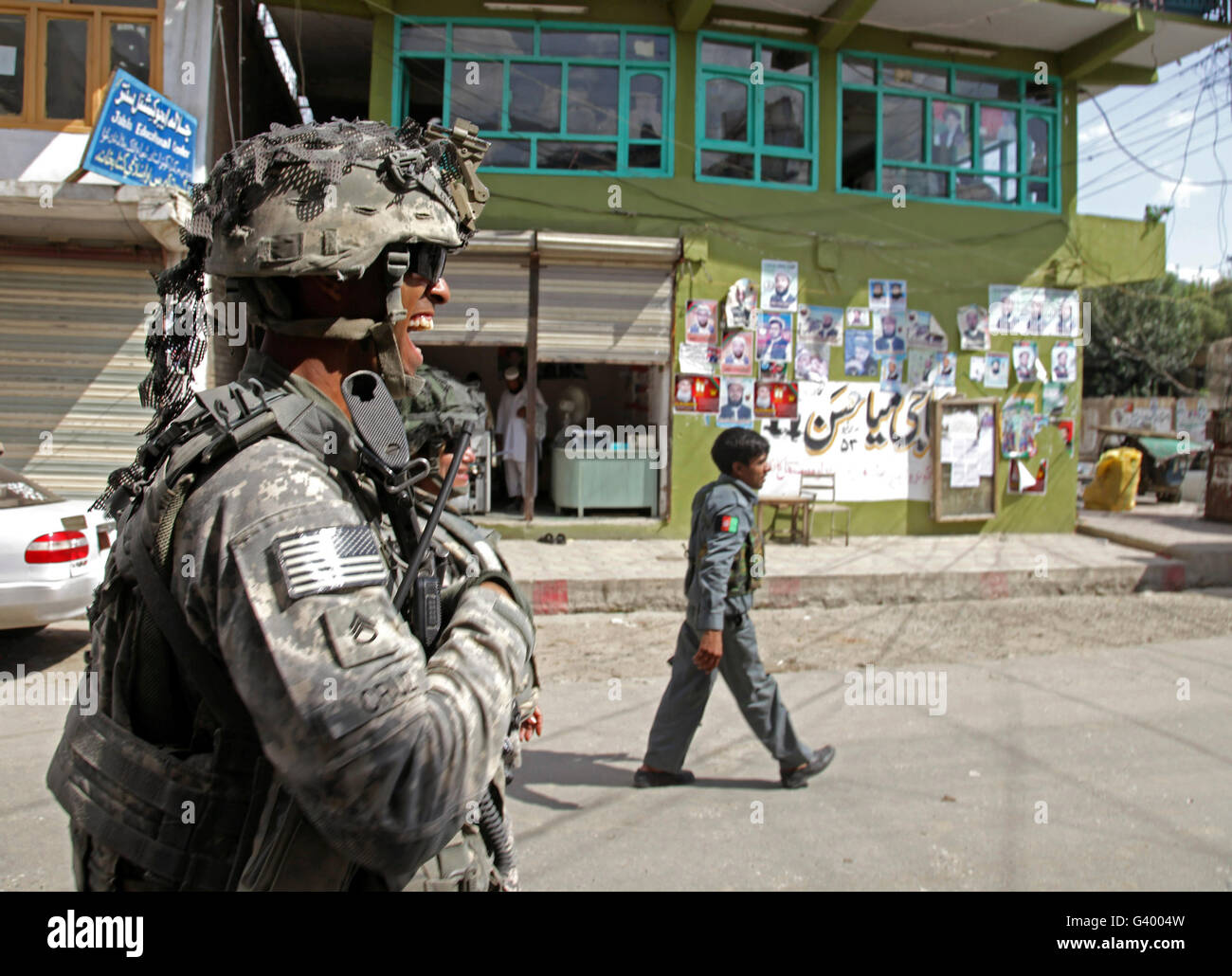 Stati Uniti Soldato dell'esercito pattugliano con forze di sicurezza nazionali afgane attraverso le strade dell'Afghanistan. Foto Stock