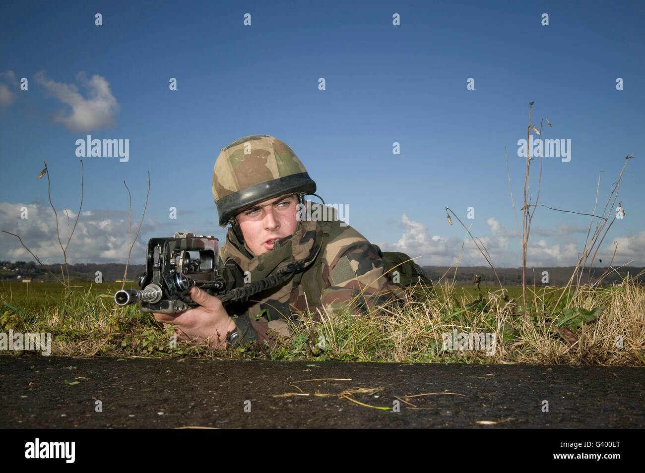 Un membro della Legione Straniera francese si trova in posizione dopo il salto sopra l'aeroporto di Tarbes, Francia, durante l'esercizio. Foto Stock