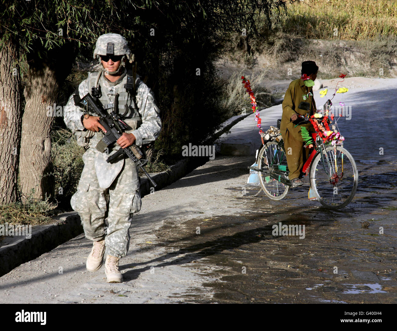 Stati Uniti Esercito di pattuglie di soldati attraverso un villaggio in Afghanistan. Foto Stock