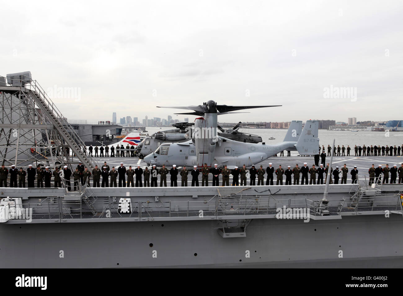 Marines e marinai uomo le rotaie della USS New York. Foto Stock