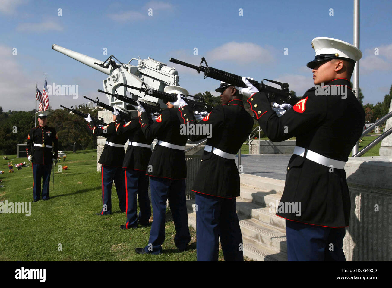 Marines pratiche movimenti di perforazione per un funerale. Foto Stock