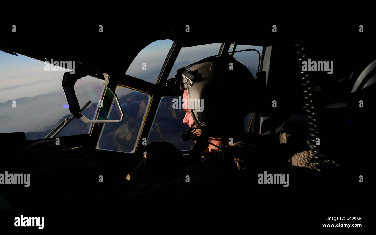 Una C-130J Super Hercules pilota in volo durante un canale di routine la missione in Afghanistan. Foto Stock