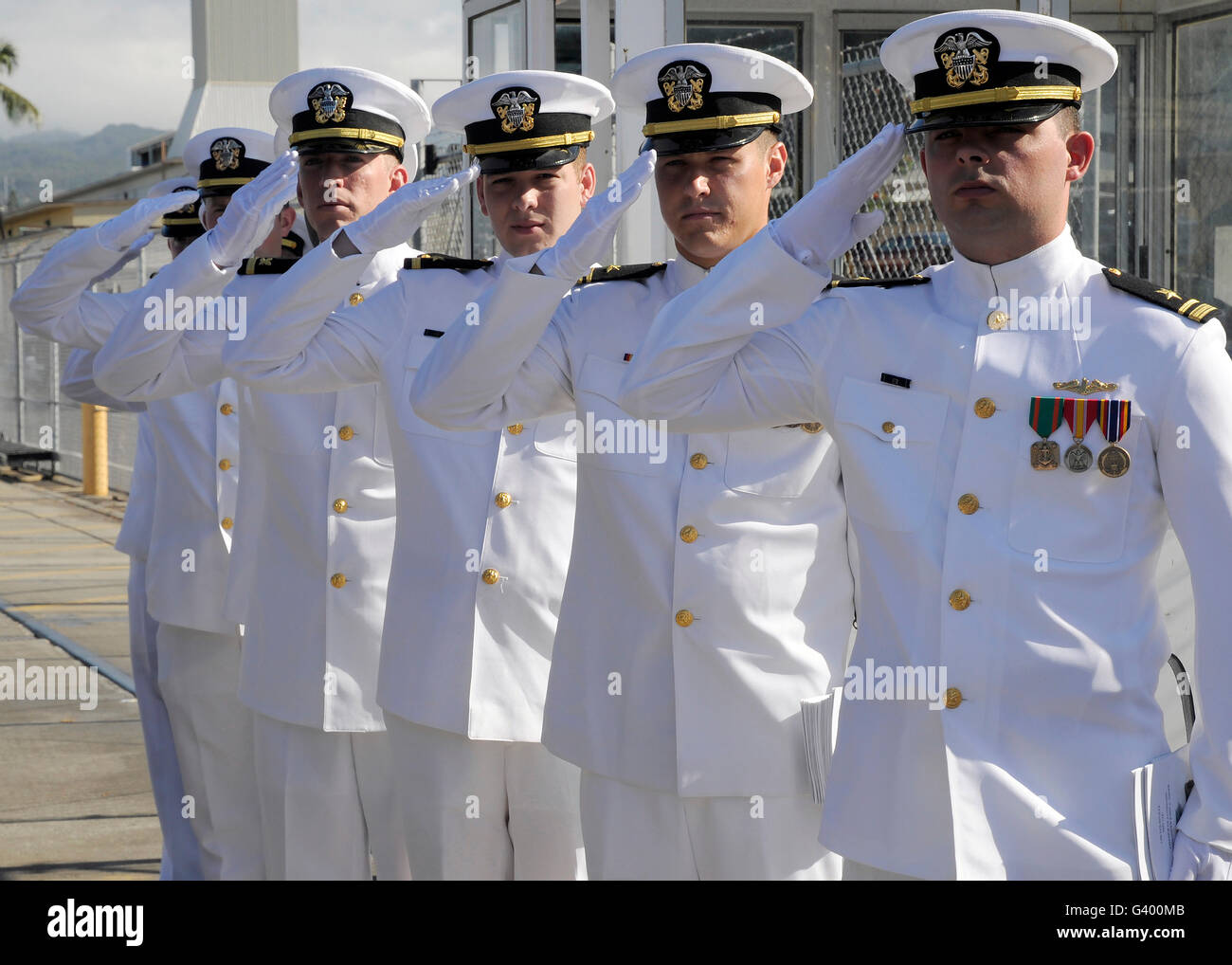 Gli ufficiali successi di rendering durante un cambio del comando cerimonia. Foto Stock