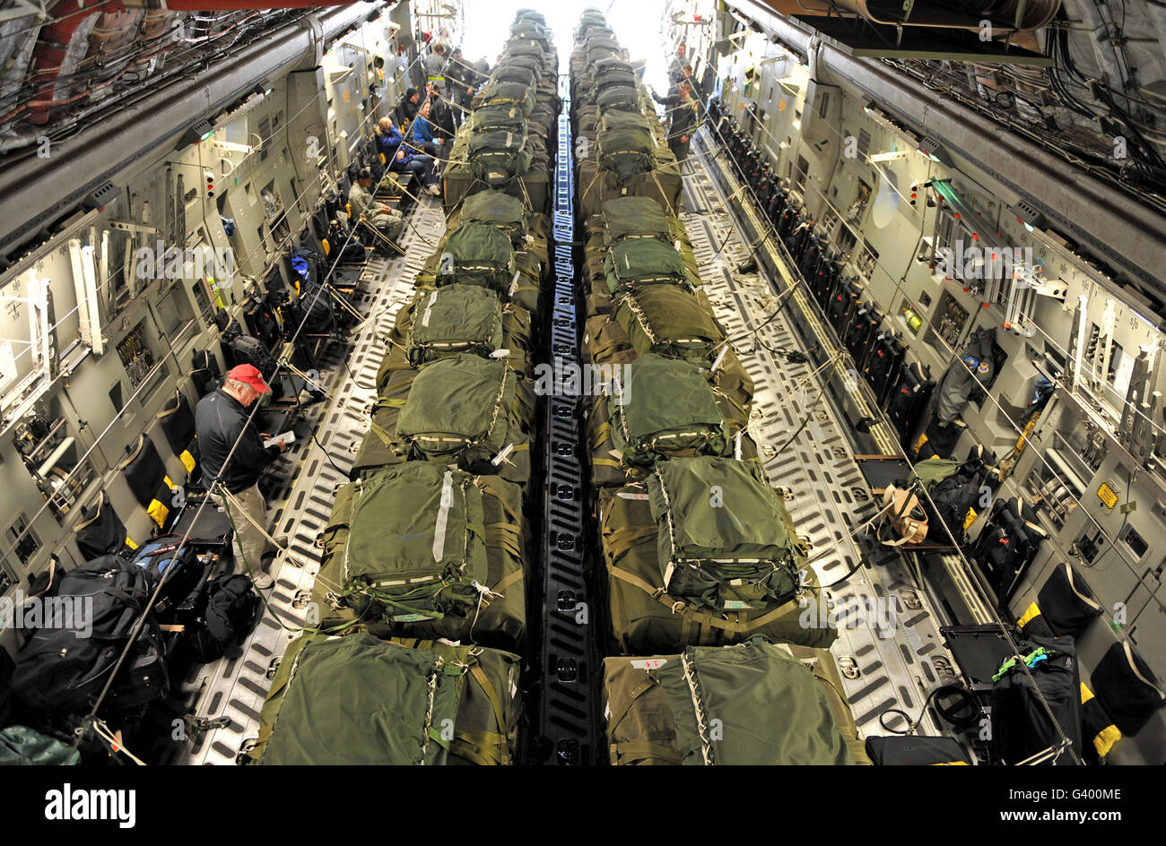 Una C-17 Globemaster III aeromobili cargo è caricato con 40 pallet di soccorso. Foto Stock