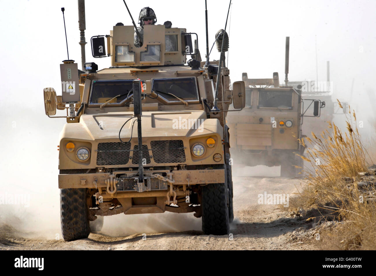 Un U.S. Army M-ATV conduce un convoglio in Afghanistan. Foto Stock