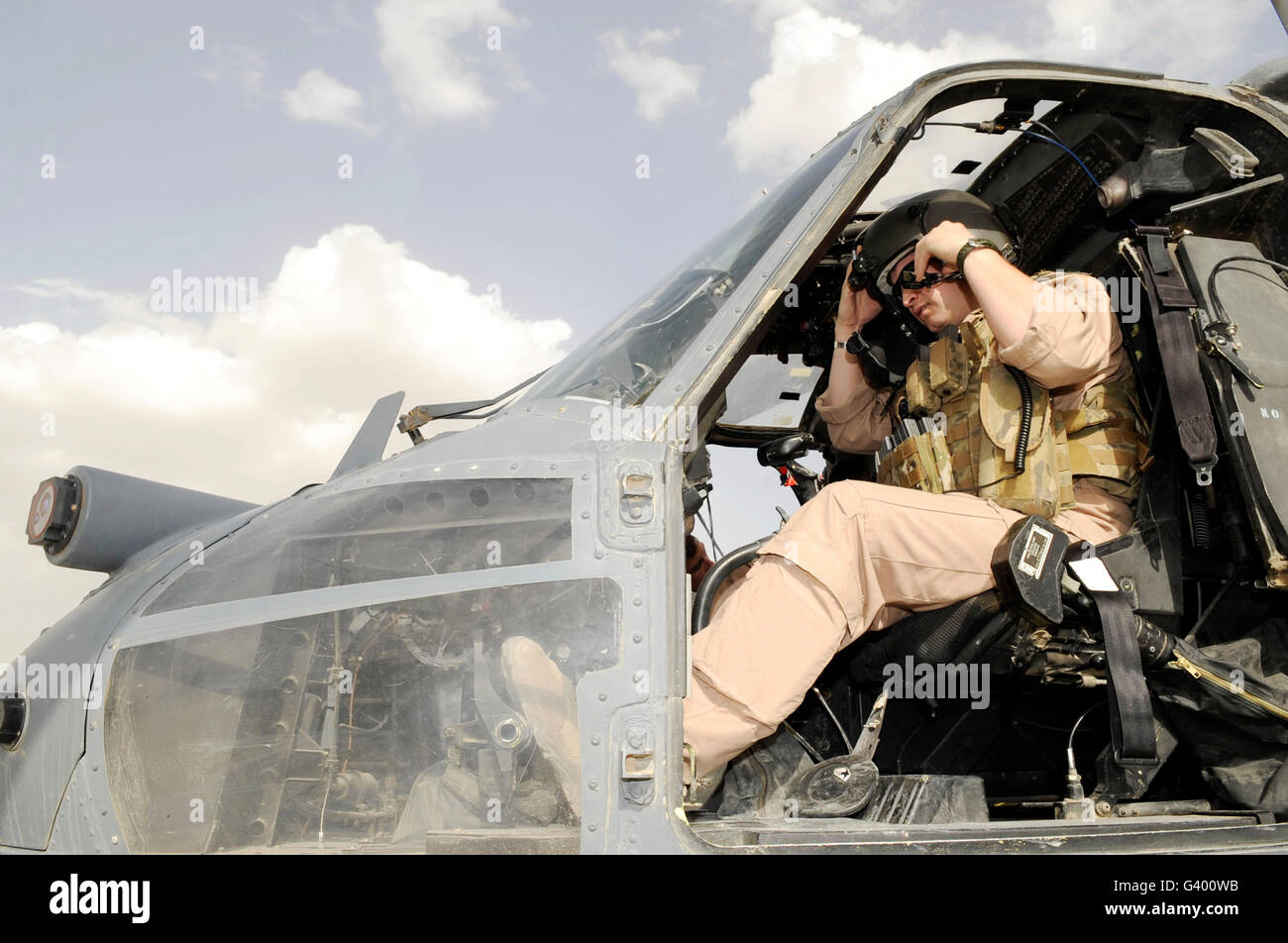 Un pilota effettua controlli preflight all interno di un HH-60G Pave Hawk. Foto Stock