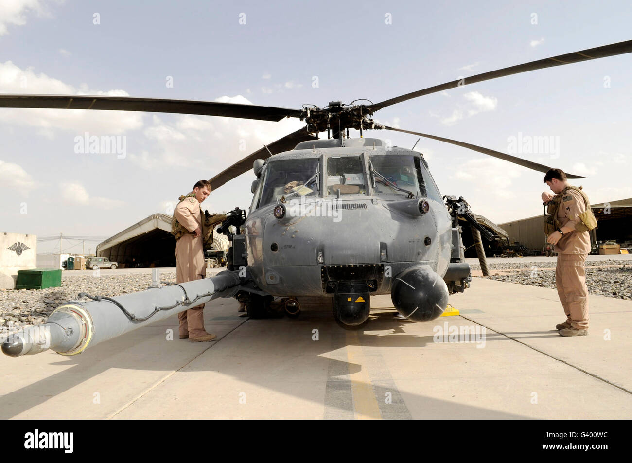 Avieri condurre una routine di controllo di preflight su un HH-60G Pave Hawk. Foto Stock