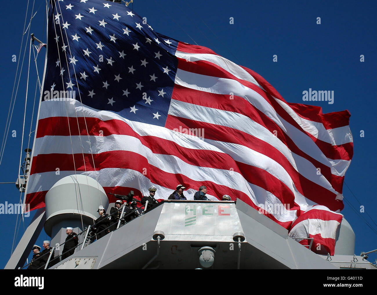 I marinai uomo delle rotaie sulle visite-missile destroyer USS Donald Cook. Foto Stock