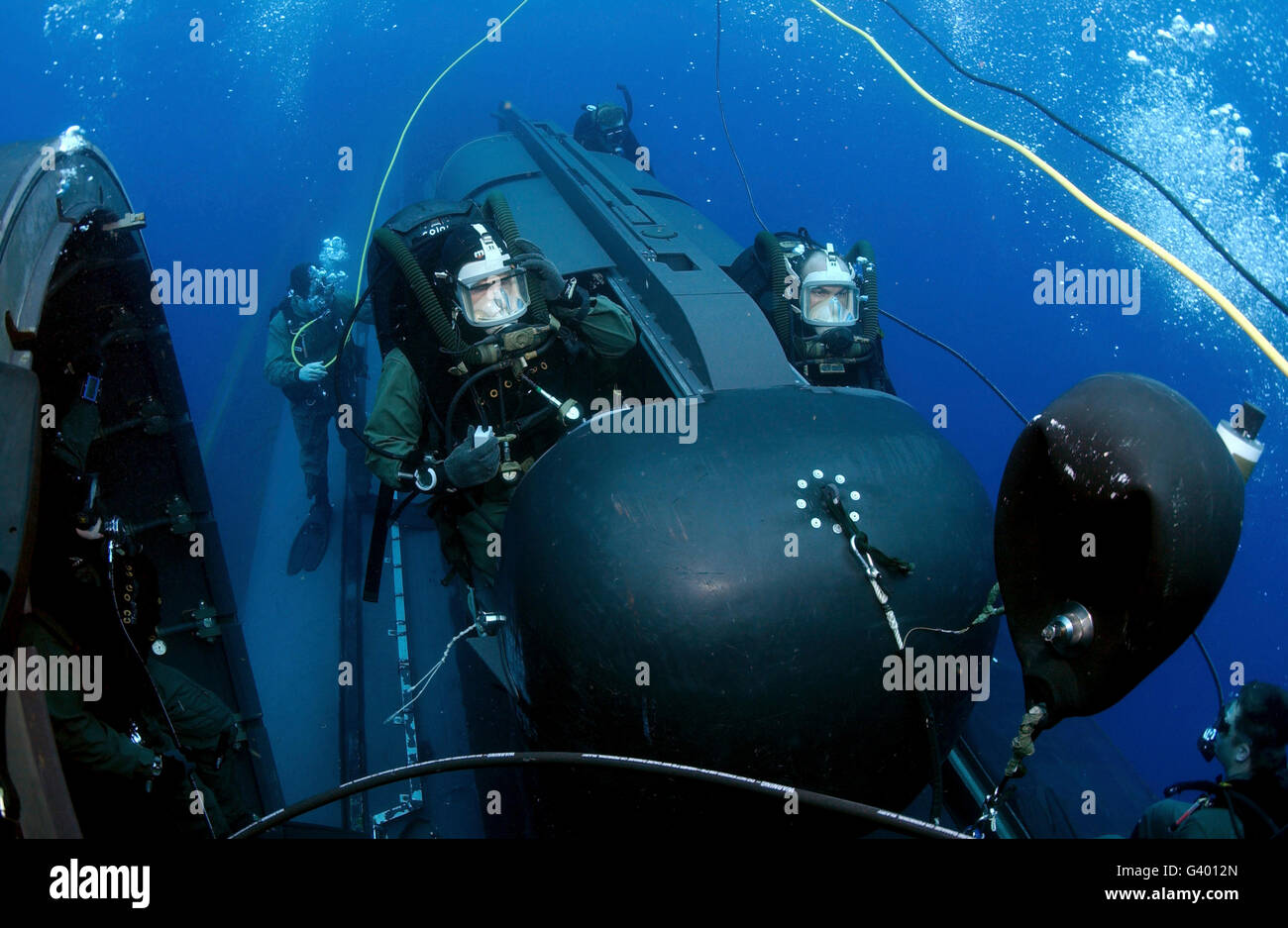 Guarnizione di tenuta del veicolo di consegna ai membri del team di lancio di una guarnizione di tenuta del veicolo di consegna dal retro del USS Philadelphia. Foto Stock