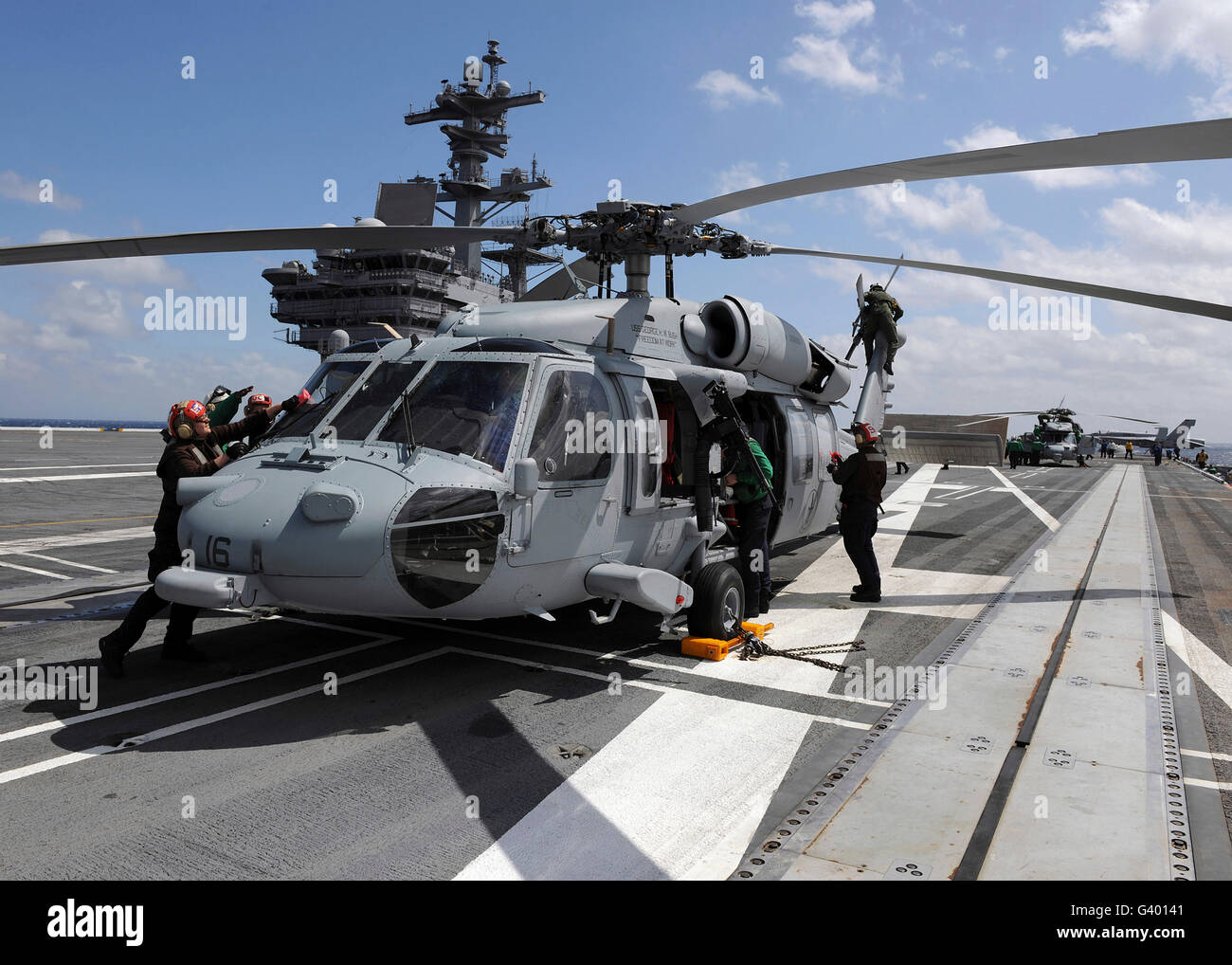 Equipaggio preparare un MH-60S Sea Hawk elicottero a bordo della USS George H.W. Bush. Foto Stock