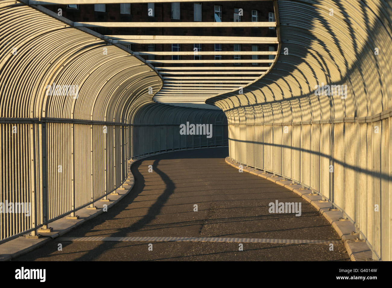 Cavalcavia urbano pedonale che conduce al centro della città di Glasgow, Scozia, Regno Unito, Foto Stock