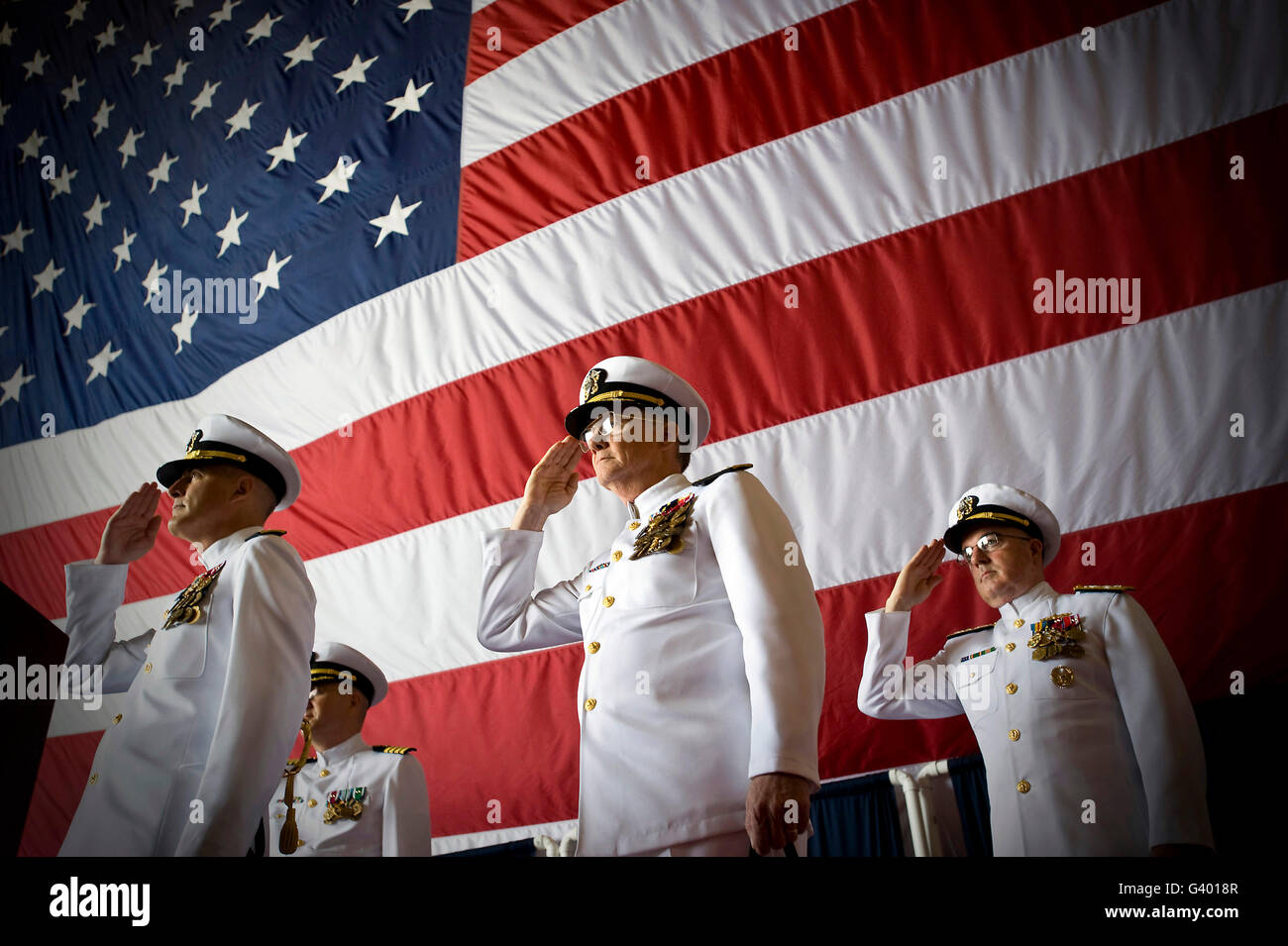 Gli ufficiali successi di rendering durante un cambio del comando cerimonia. Foto Stock