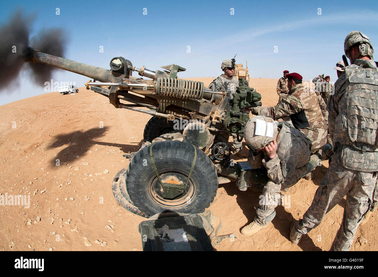 Usa e Iraq artiglieri treno su American 105mm obici Al Asad Air Base, Iraq. Foto Stock