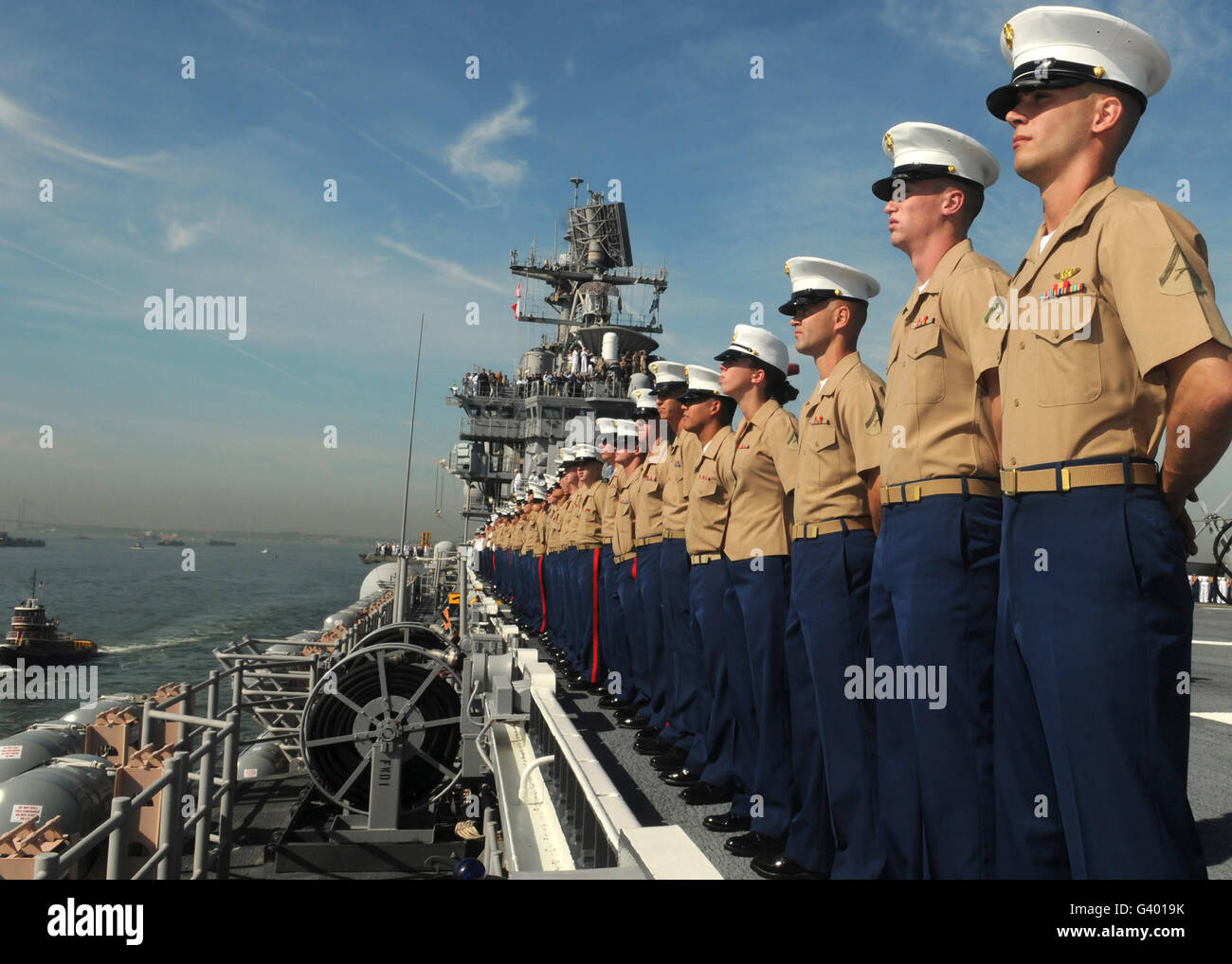 Marines uomo le rotaie a bordo dell'assalto anfibio nave USS Iwo Jima. Foto Stock