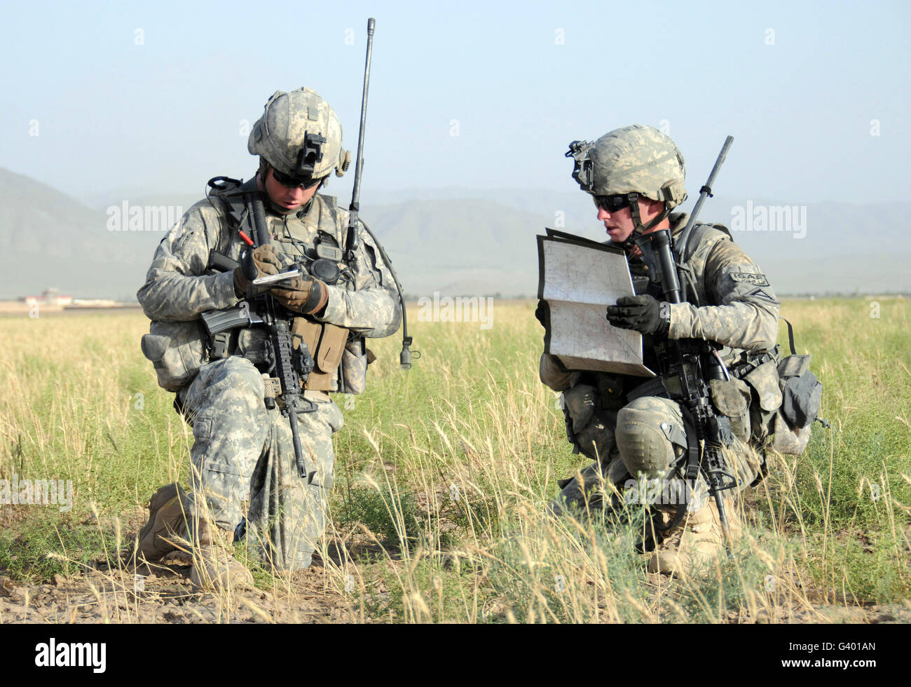 Stati Uniti I soldati dell esercito pattuglia su un altopiano in cerca di una cache di armi. Foto Stock