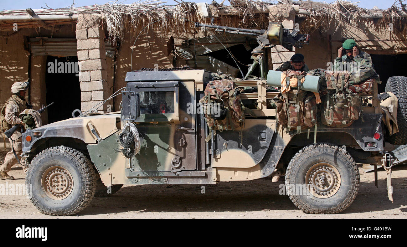 Esercito Nazionale Afghano soldati preparare per condurre una pattuglia. Foto Stock