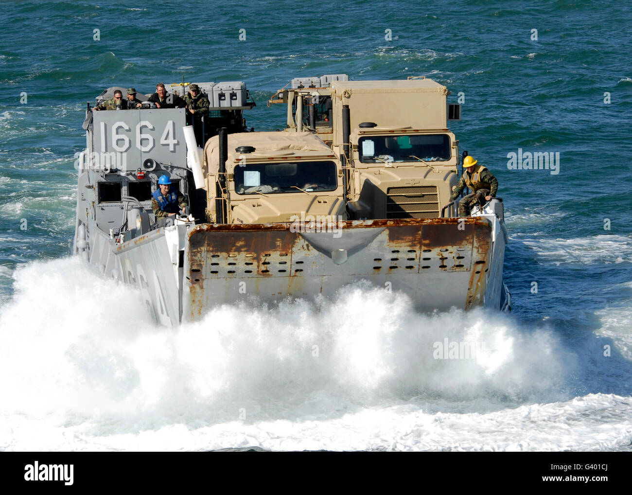 Una landing craft utility trasporta i veicoli. Foto Stock