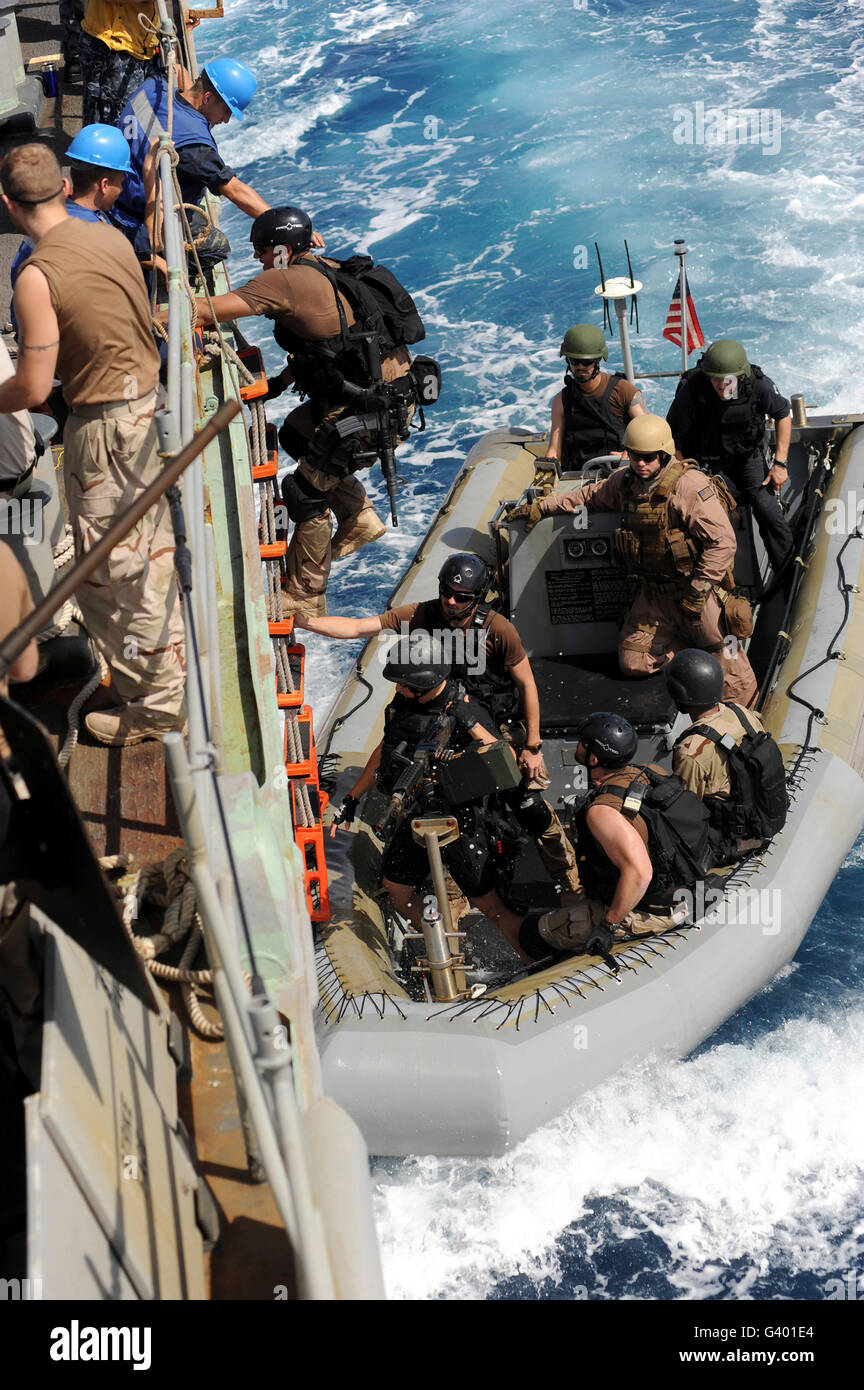 Una task force team torna alla nave dopo la conduzione di contro-operazioni di pirateria nel Golfo di Aden. Foto Stock