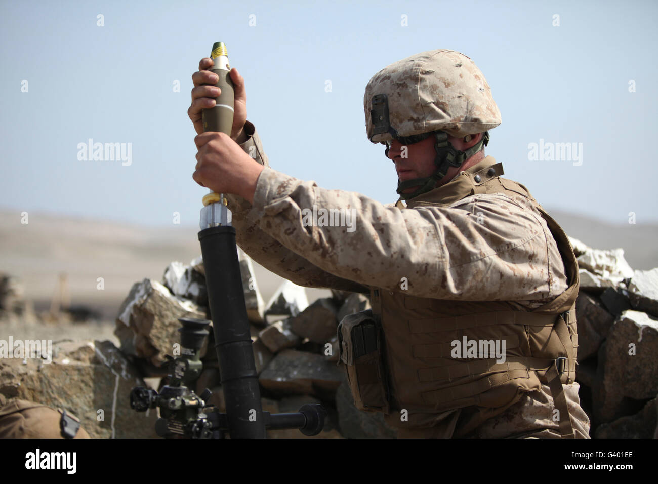 Un U.S. Carichi di Marino un mortaio in un mortaio tubo. Foto Stock