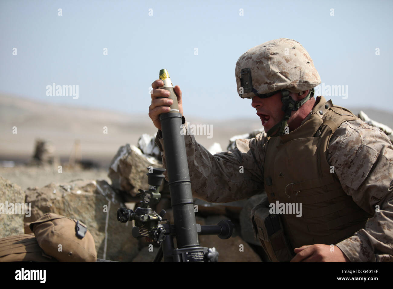 Un U.S. Carichi di Marino un mortaio in un mortaio tubo. Foto Stock