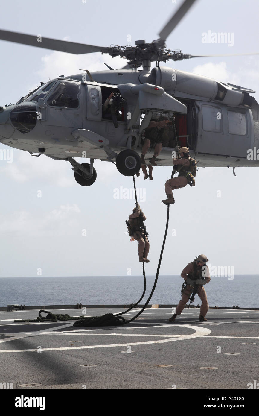 Marines fast-corda da un MH-60S Sea Hawk elicottero. Foto Stock