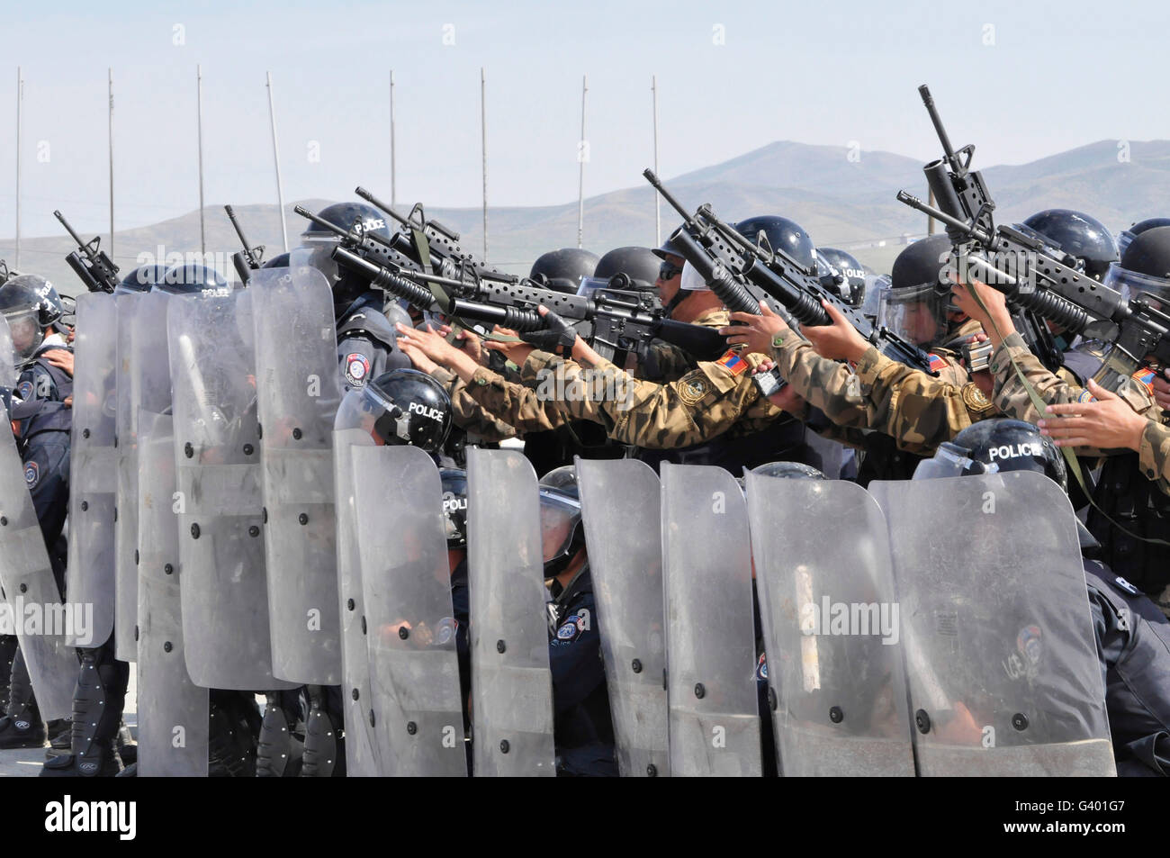 Membri della Mongolia le forze interne preparare alla schiuma antincendio baton-e-ball granate. Foto Stock