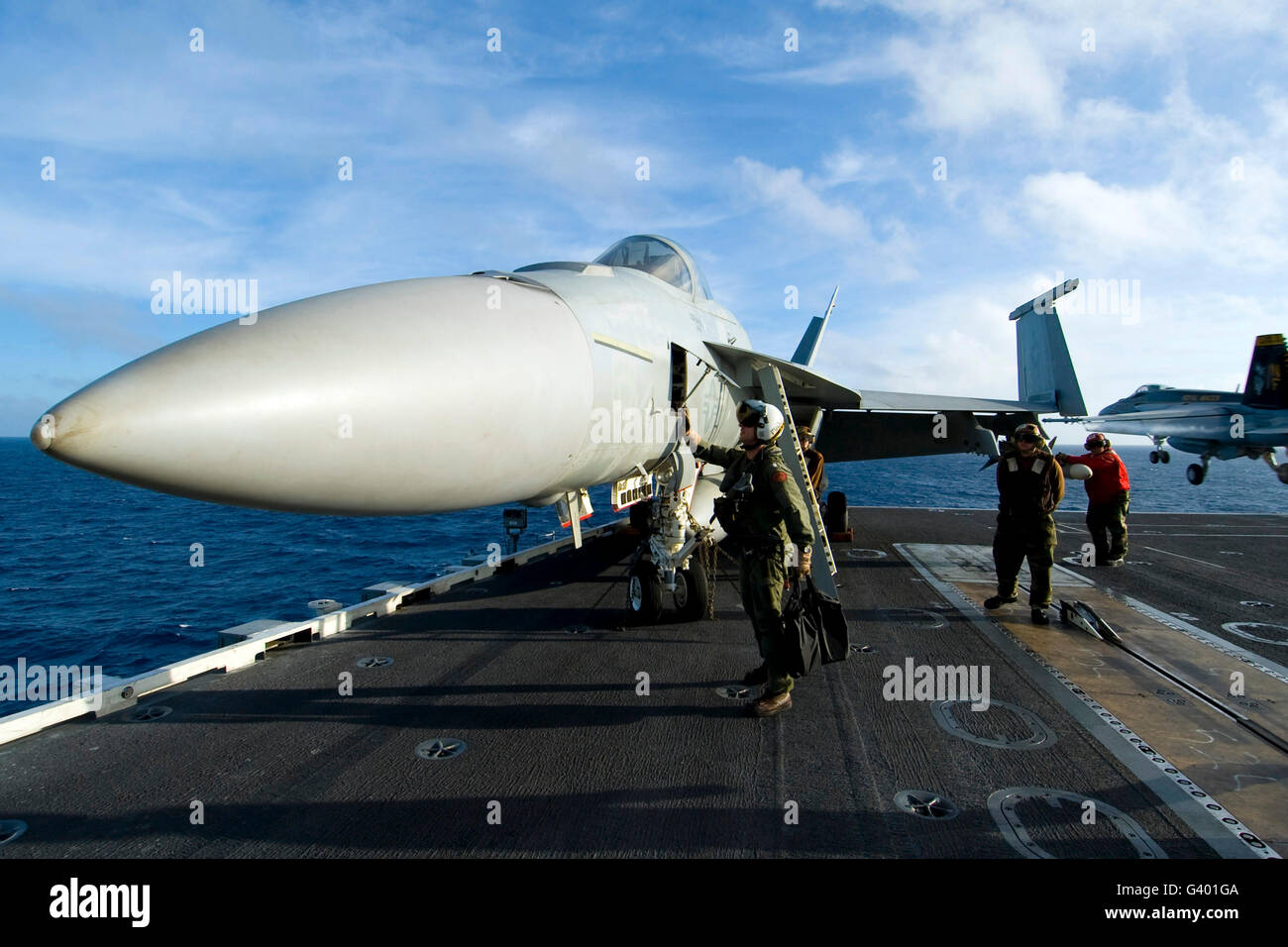 Avieri condurre una pre-volo ispezione di sicurezza su di un F/A-18E Super Hornet. Foto Stock
