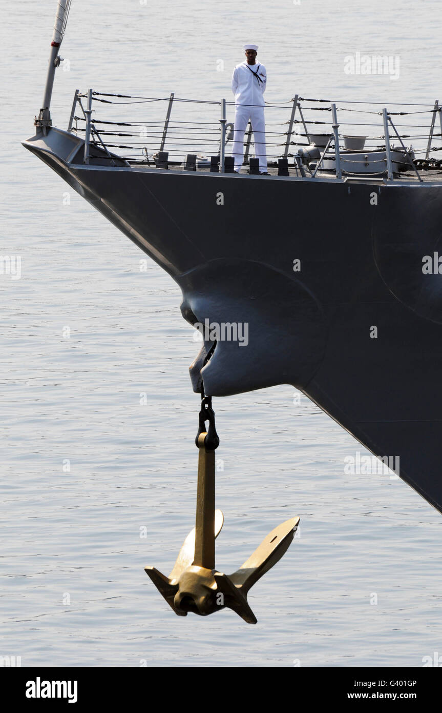 Un U.S. Navy sailor mans le rotaie del missile destroyer USS Kidd. Foto Stock