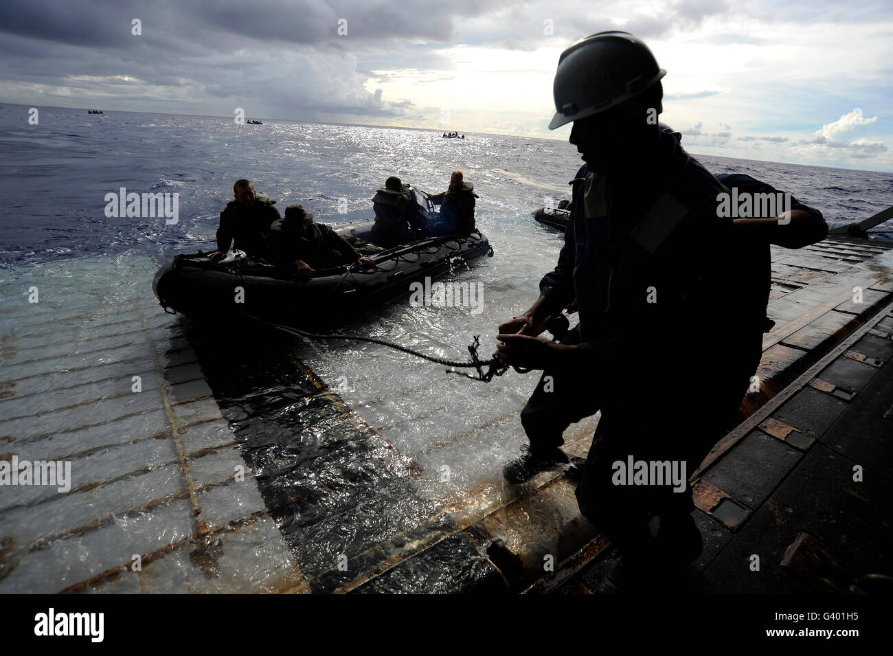 Marines in una gomma di combattimento di ricognizione di approccio artigianale il cancello di poppa della nave USS harpers Ferry. Foto Stock