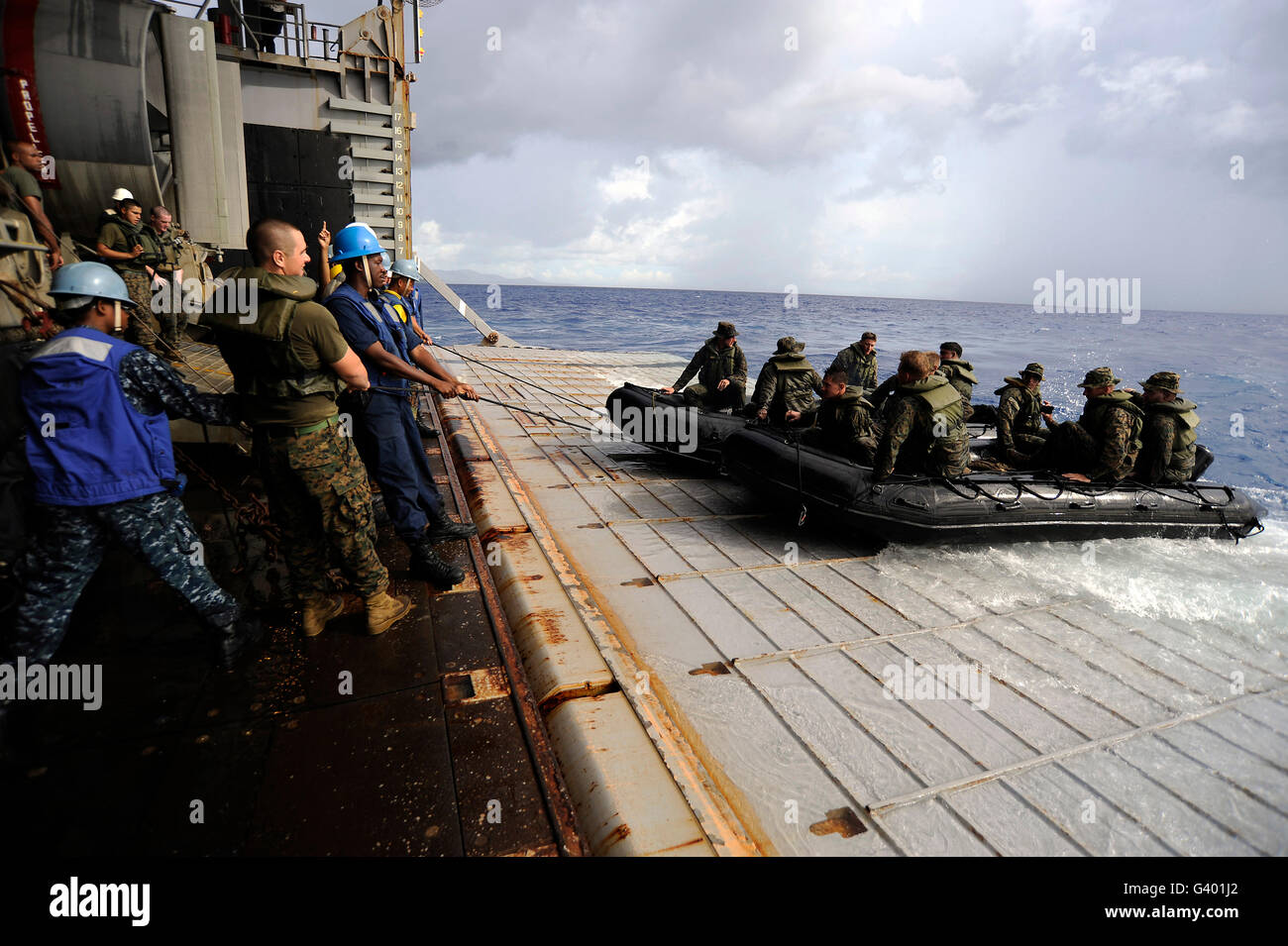 Stati Uniti Marinai e Marines recuperare un combattimento in gomma artigianali di ricognizione. Foto Stock