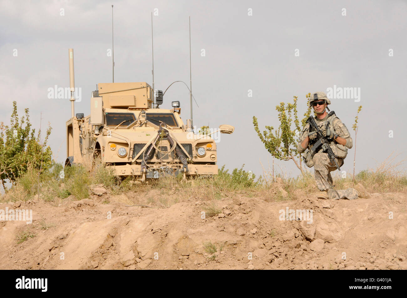 Stati Uniti Esercito il sergente fornisce la sicurezza durante un'area missione di ricognizione in Afghanistan. Foto Stock