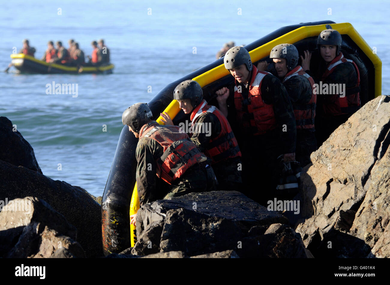 Stati Uniti Navy SEAL candidati partecipano a una roccia portage esercizio. Foto Stock