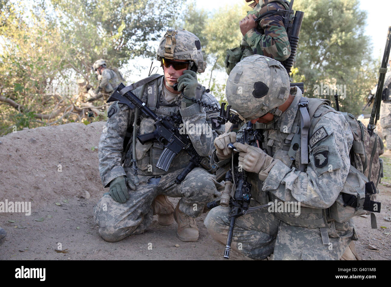 Stati Uniti Soldato dell'esercito di radio nel suo team di stato. Foto Stock