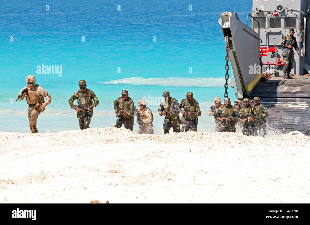 Marines rush a terra da un ling utilità di artigianato di una nave nel corso di un assalto anfibio. Foto Stock