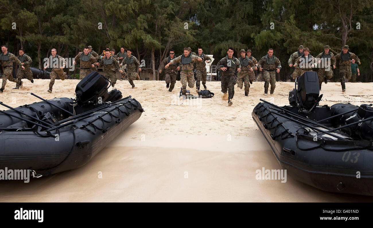 La ricognizione di forza Marines sprint verso i loro F470 di gomma di combattimento razzia di artigianato. Foto Stock