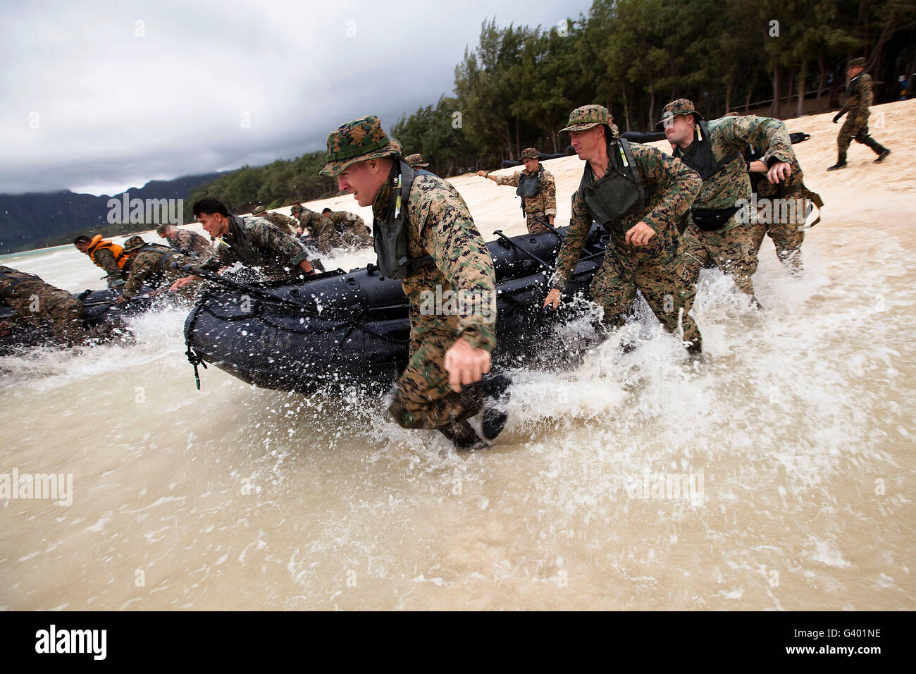 La ricognizione di forza Marines sprint in acqua con i loro F470 di gomma di combattimento razzia di artigianato. Foto Stock
