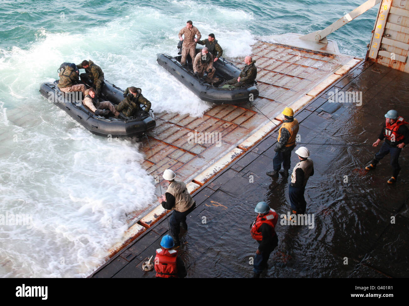 Stati Uniti Marines arrivare al cancello di poppa della nave USS Gunston Hall. Foto Stock