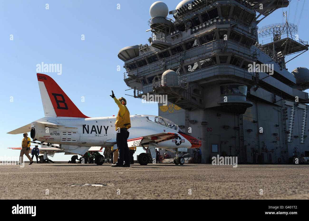 Una T-45C Astore aeromobile di addestramento sul ponte di volo della USS George H.W. Bush. Foto Stock