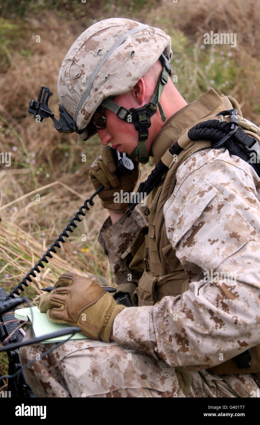 Un satellite communications specialist chiamate in sede a. Foto Stock