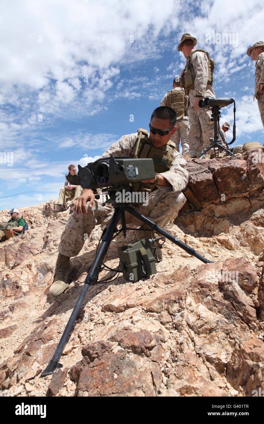 Un Marine imposta un designatore laser sulle montagne di cioccolato. Foto Stock