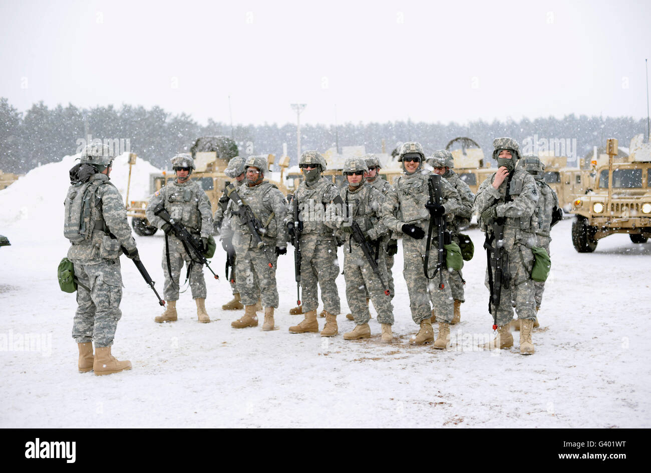 Soldati ascoltare un briefing di sicurezza prima di partecipare al combattimento Supporto Formazione esercizi. Foto Stock