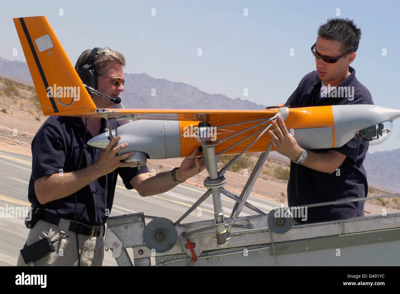 Ingegneri di montare un ScanEagle drone su una catapulta di avvio. Foto Stock