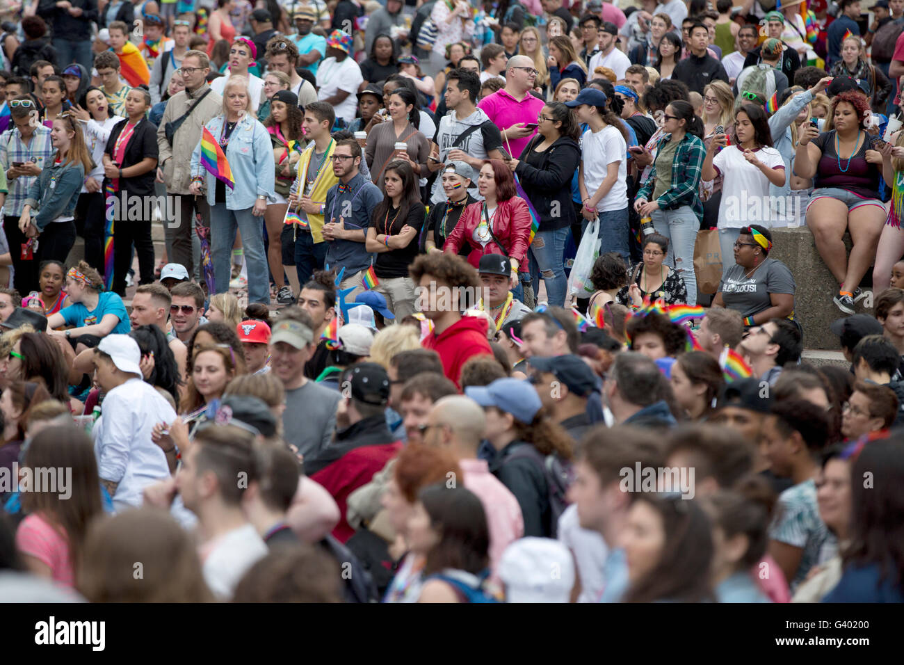 Migliaia di persone si riuniscono per celebrare l'area di Boston la comunità gay con una parata, concerti e altri eventi Foto Stock