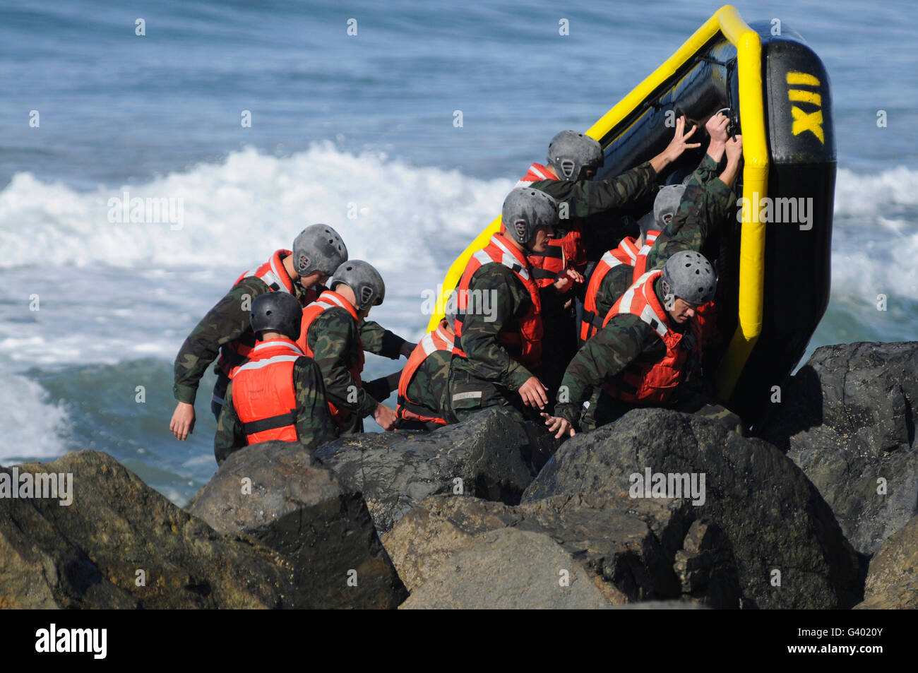 BUD/S partecipare nella roccia portage su Coronado Island. Foto Stock