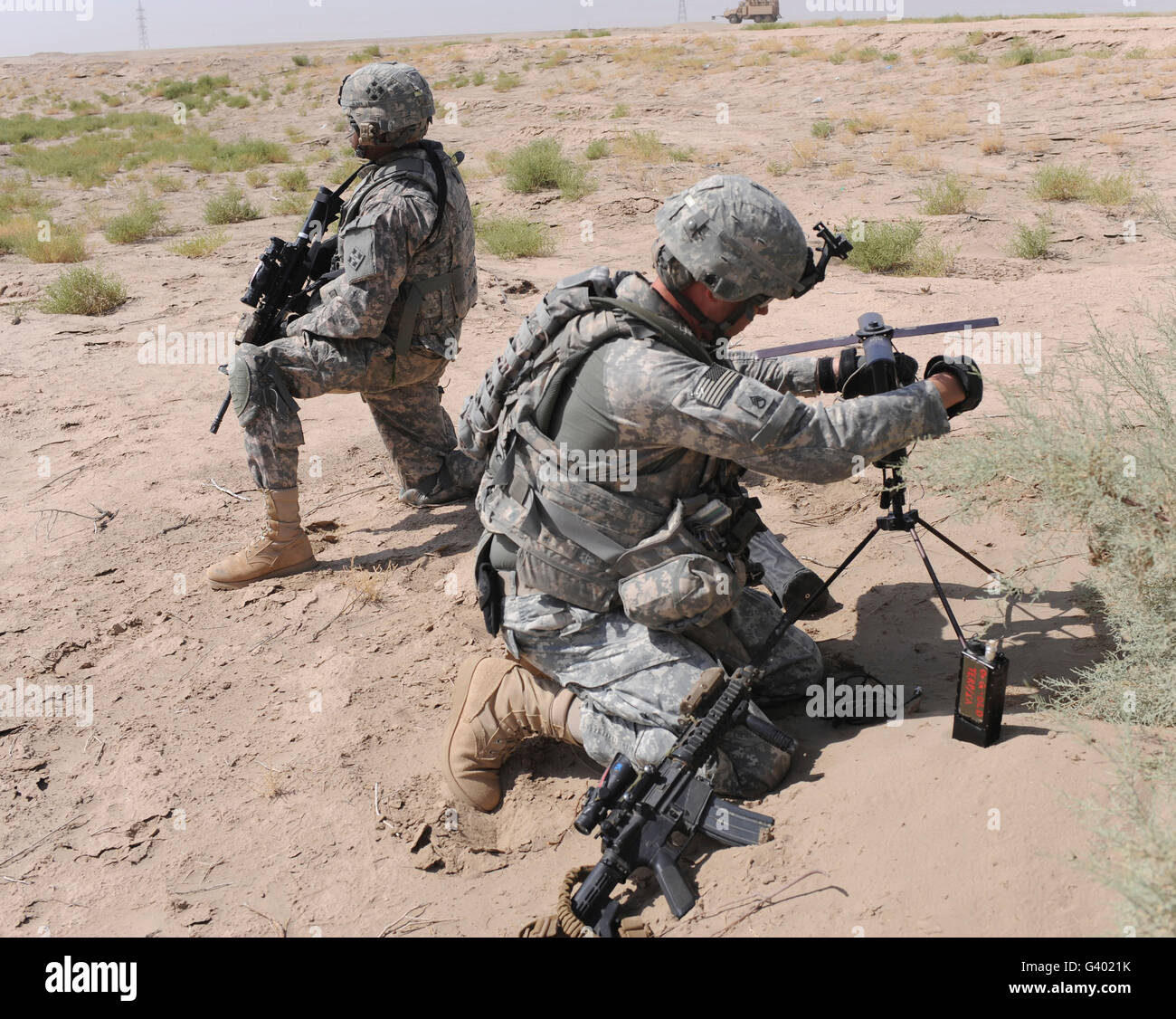 Stati Uniti Soldato dell'esercito imposta un comunicazioni via satellite radio. Foto Stock