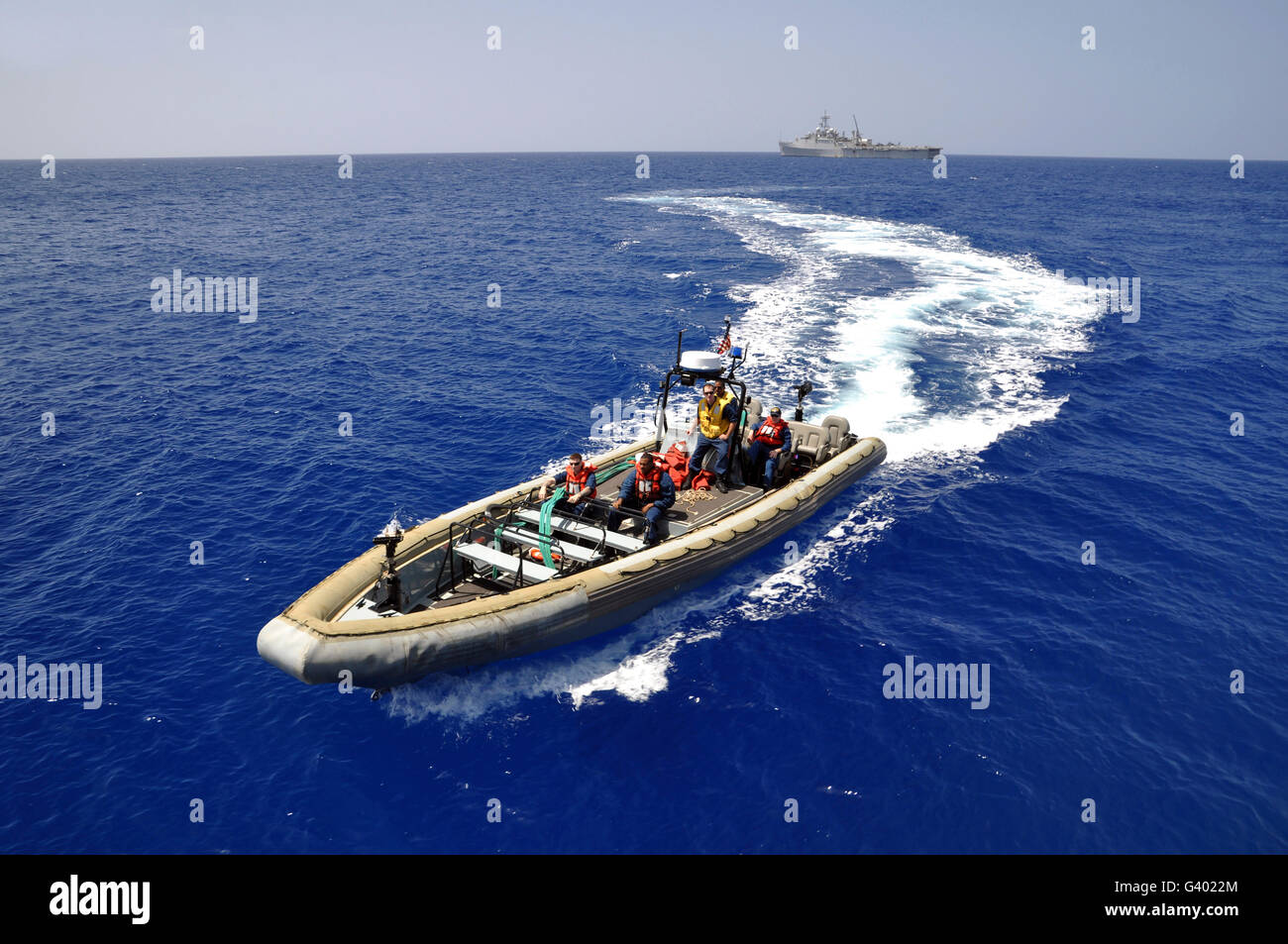 Il transito dei marinai un gommone a prelevare una visita, scheda, ricerca e sequestro di team. Foto Stock