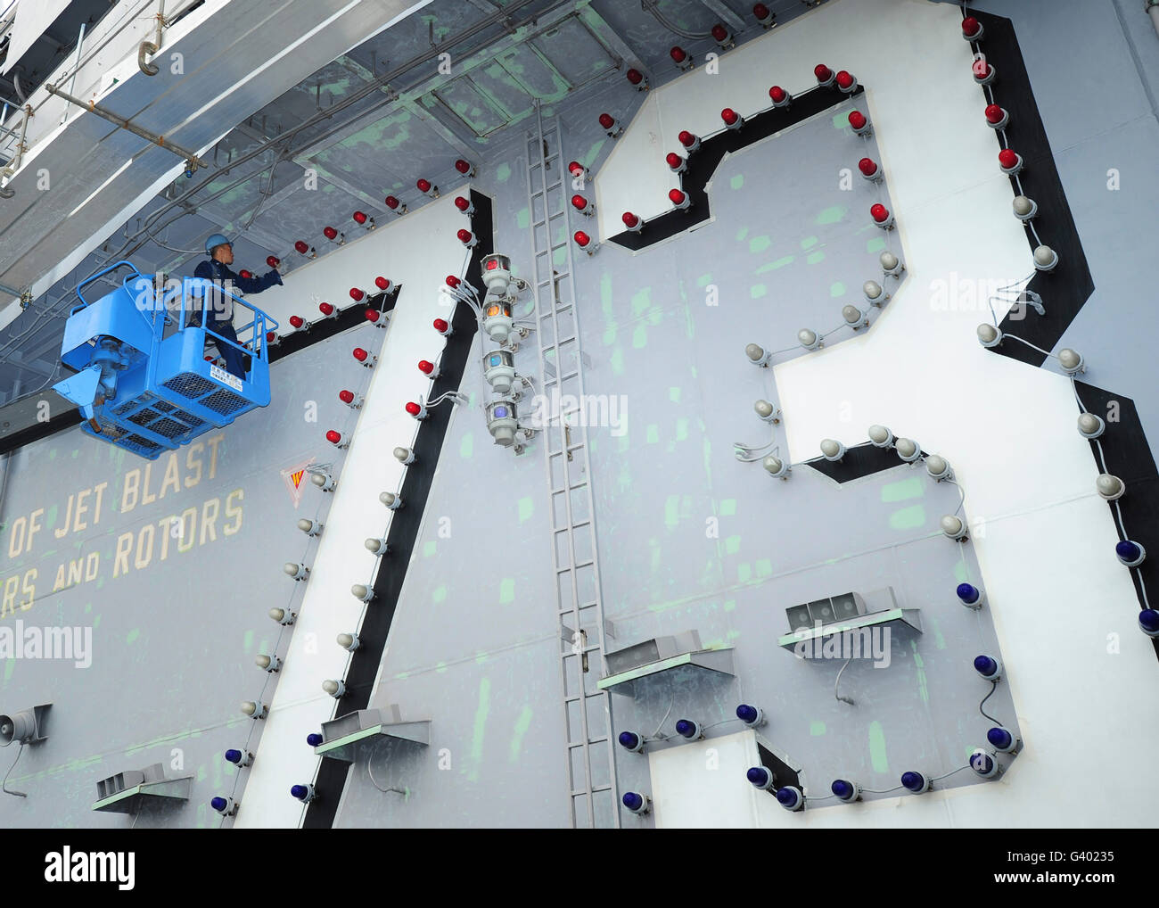 Aviazione di Boatswain Mate dipinge l'isola di USS George Washington. Foto Stock