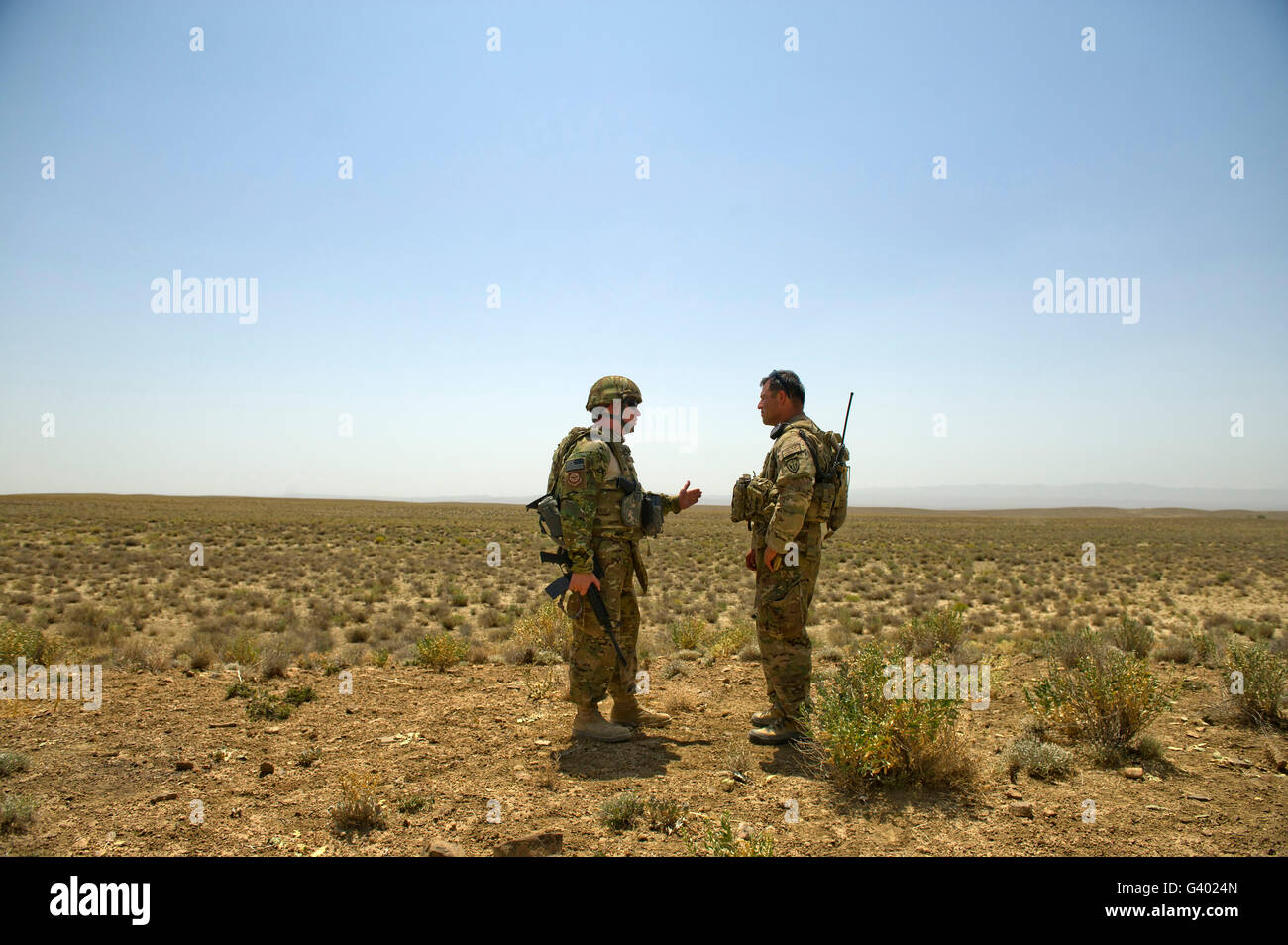 Soldati discutere, nella zona di caduta le procedure di costituzione in prossimità di una frontiera afgana. Foto Stock