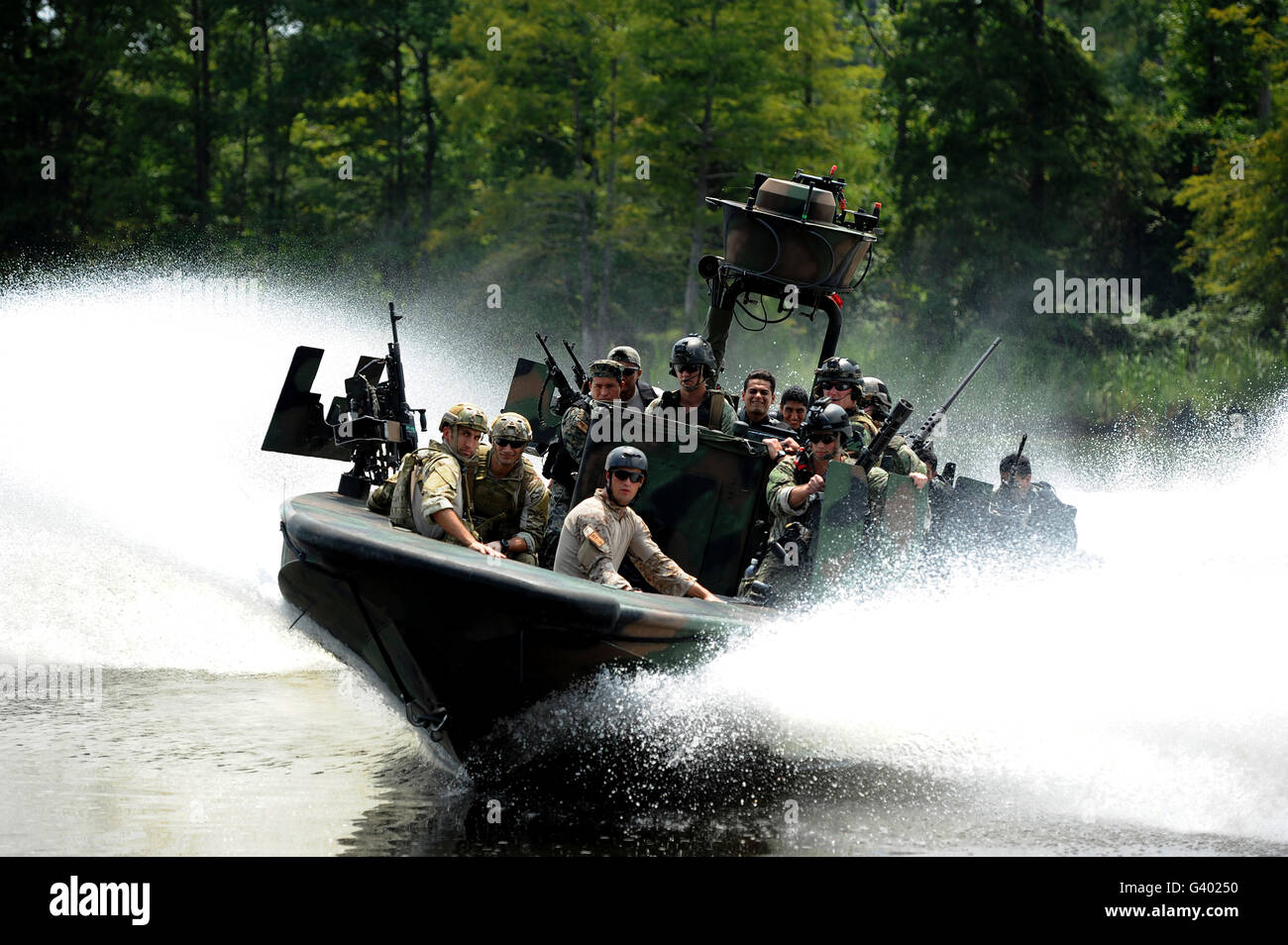 Le forze speciali in una ad alta velocità a combattere la barca. Foto Stock